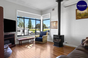 HARBOUR-FRONT CHARM // STOCKTON NSW